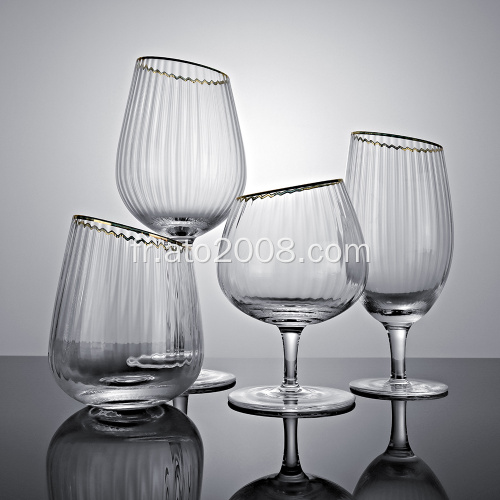 Ensemble de verres à vin inclinés